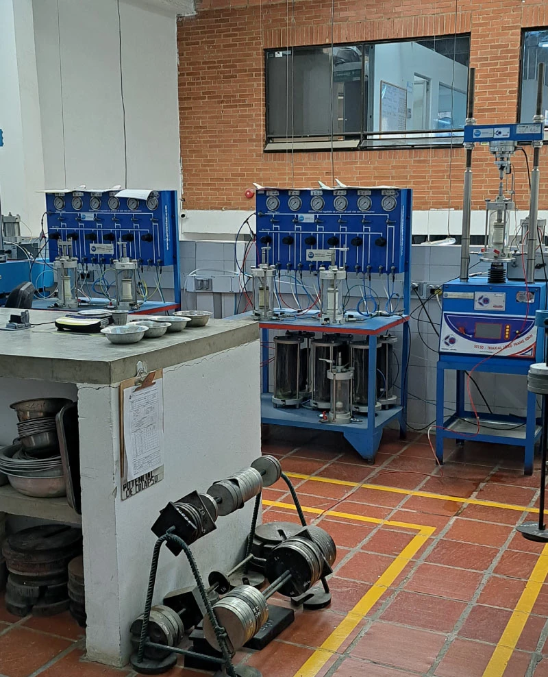 Laboratorio y Exploraciones geotécnicas Laboratorio y Exploraciones geotécnicas